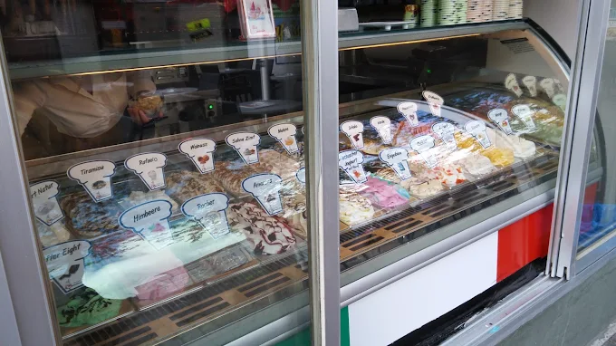 Eistheke mit vielen Sorten