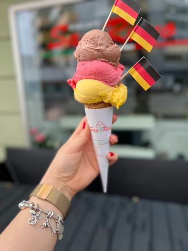 Eiswaffel im Eiscafé San Remo